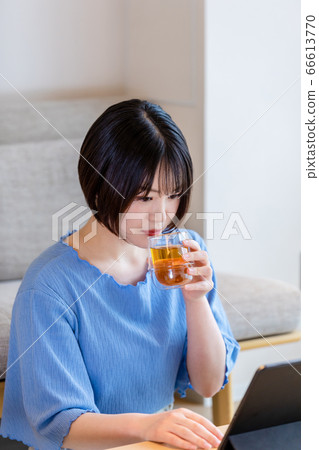 在家使用平板電腦進行遠程工作 在家使用平板電腦進行遠程工作 66613770
