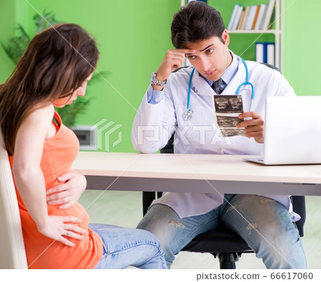 Pregnant woman visiting male gynecologyst at the clinic 66617060