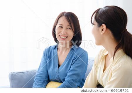 父母和孩子在客廳裡放鬆 66619791