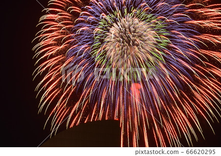 橫濱酒店上方升起的大型煙火 66620295