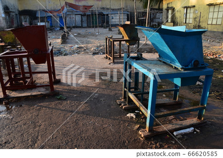 孟加拉國的考克斯巴扎爾(Cox's Bazar)打開舊建築和機械之前,美麗的早晨和魚市場 孟加拉國的考克斯巴扎爾(Cox's Bazar)打開舊建築和機械之前,美麗的早晨和魚市場 66620585