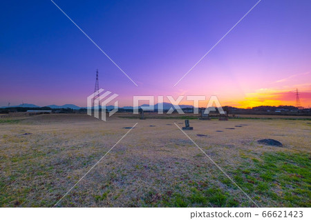 從Saio被遺棄的寺廟禮堂的廢墟中看到的大山和日落 從Saio被遺棄的寺廟禮堂的廢墟中看到的大山和日落 66621423