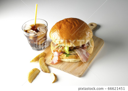 大漢堡配培根,生菜和雞肉三明治,可樂和土豆設置(白色背景) 大漢堡配培根,生菜和雞肉三明治,可樂和土豆設置(白色背景) 66621451