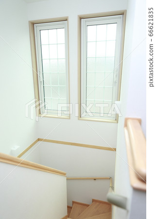 Large lattice window on U-shaped stairs Large lattice window on U-shaped stairs 66621835
