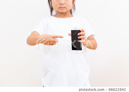使用智能手機的女孩 使用智能手機的女孩 66622842