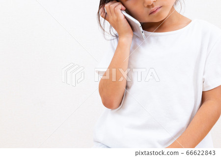 使用智能手機的女孩 使用智能手機的女孩 66622843