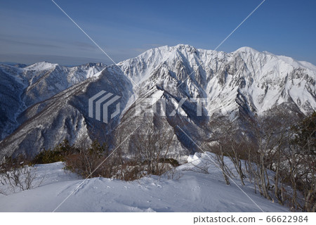 Snow Tanigawadake and eastern rock wall seen from the head of Matsunogizawa on the hillside of Shirogemon Snow Tanigawadake and eastern rock wall seen from the head of Matsunogizawa on the hillside of Shirogemon 66622984