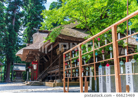 初夏的熊野神社 熊野大社 山形縣南陽市的禮堂和風鈴裝飾 照片素材 圖片 圖庫