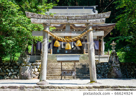Shirakawa Hachiman Shrine (Shirakawago) 66624924