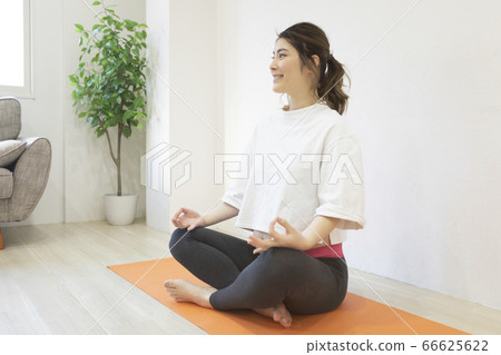 做瑜伽的孕婦 做瑜伽的孕婦 66625622