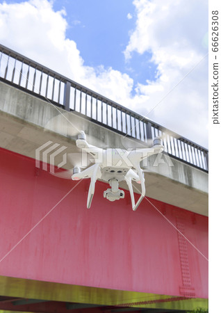無人機檢查橋樑（從地面看） 66626308