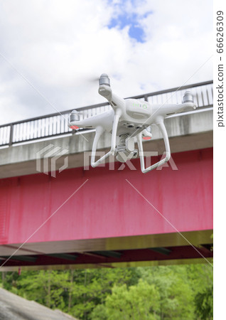 無人機檢查橋樑（從地面看） 66626309
