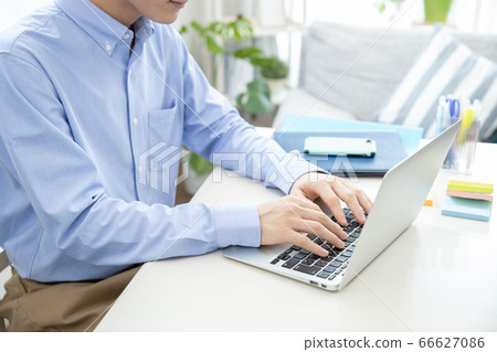 一個男人在家工作的手 66627086