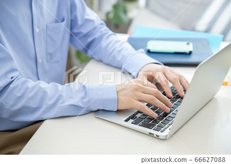 一個男人在家工作的手 一個男人在家工作的手 66627088