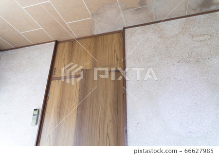 用於在拆除場地之前進行的家庭裝修示例照片材料漏水的天花板和砂牆上的黴菌 66627985