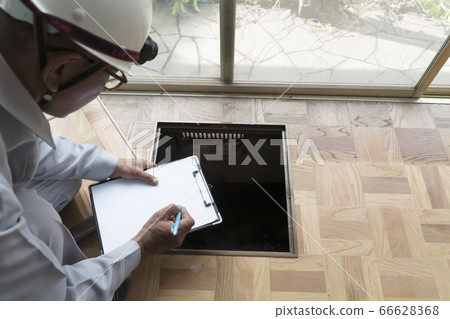 Businessman investigating the basics from the underfloor inspection gate Businessman investigating the basics from the underfloor inspection gate 66628368