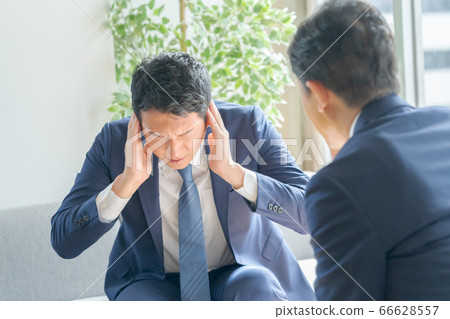 Salesman covering the ears 66628557