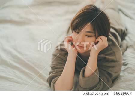 Woman in bed 66629667