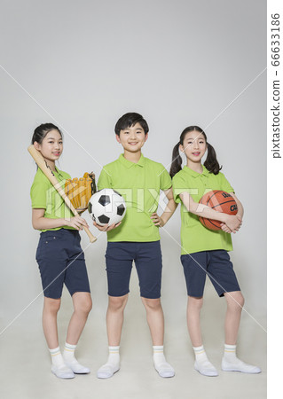 Group of school students portrait, happy smiling male and female students 366 Group of school students portrait, happy smiling male and female students 366 66633186