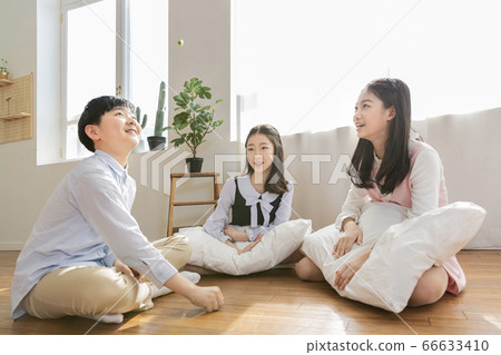 Group of school students portrait, happy smiling male and female students 127 66633410