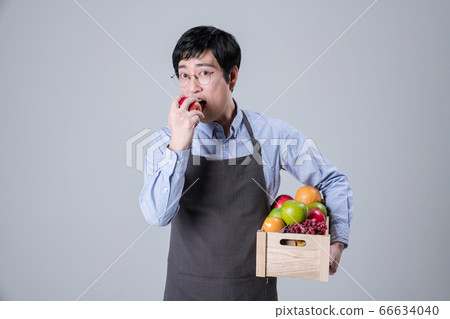 A studio portrait of Asian man making a confident smile 098 66634040