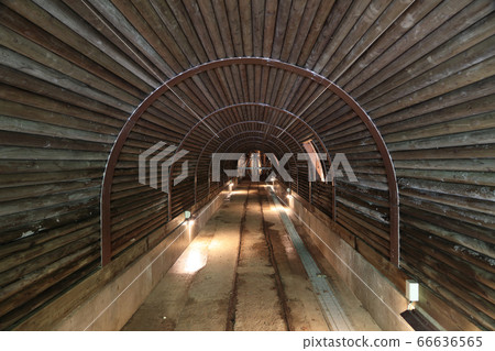 The last entrance to the Besshi Copper Mine "Raitsuken" (viewing the back of the tunnel from the entrance) 66636565