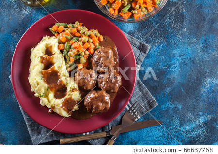 Roasted meatballs in dark sauce with mashed Roasted meatballs in dark sauce with mashed 66637768