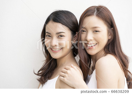 兩個女人的戶外美容肖像 兩個女人的戶外美容肖像 66638209