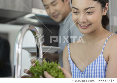 年輕的男人和女人做飯 年輕的男人和女人做飯 66638217