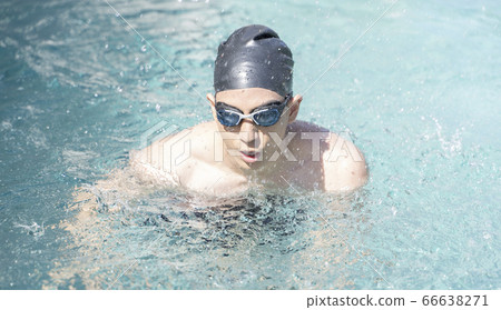 年輕人游泳 66638271