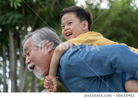 老人和男孩散步 66638462