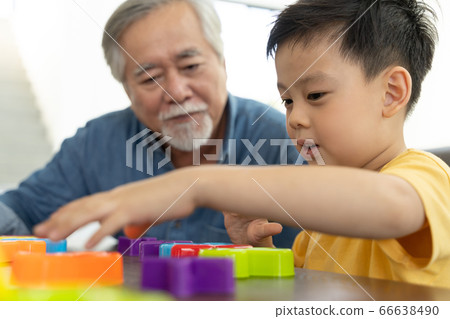 高級男人和男孩在室內放鬆 66638490