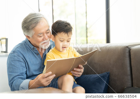 高級男人和男孩在室內放鬆 66638504