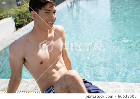 一個男人在游泳池旁放鬆 66638505