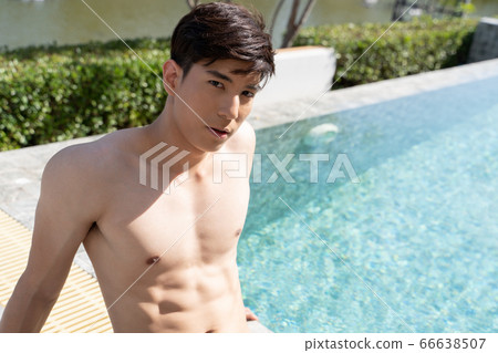 一個男人在游泳池旁放鬆 66638507