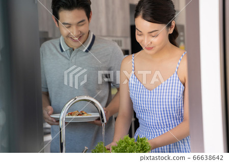 Young men and women who cook 66638642