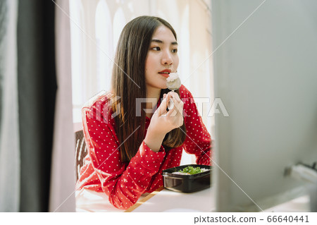 Eat first before working. Eat first before working. 66640441
