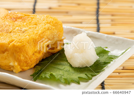 切碎的蘿蔔蘿蔔和大葉子附在煎蛋上。 66640947