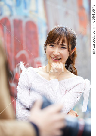 一個年輕女子被拍照 66649673