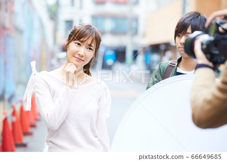 一個年輕女子被拍照 66649685