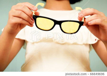 Girl wearing sunglasses 66649696
