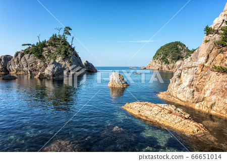 Sea and San'in Kaigan Geopark on Uratomi Coast in Tottori Prefecture Sea and San'in Kaigan Geopark on Uratomi Coast in Tottori Prefecture 66651014