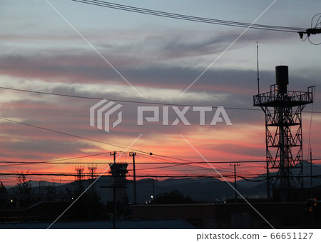 Landscape of the glowed sky seen from behind a building silhouette Landscape of the glowed sky seen from behind a building silhouette 66651127