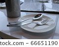 餐桌上的盤子和餐具 66651190