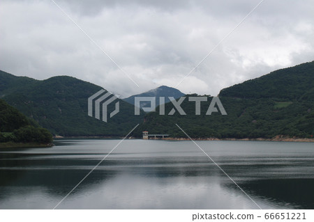 Wide lake and mountain scenery behind it 66651221