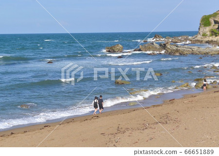 Couple spending holidays on the coast 66651889