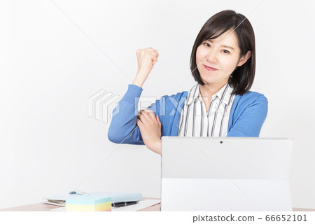 在平板電腦上創建材料的女商人 在平板電腦上創建材料的女商人 66652101