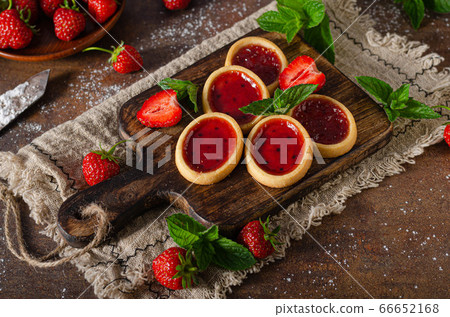 Beutiful and delish tartlets 66652168