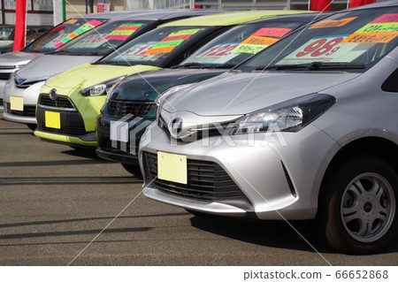 在經銷店排隊的汽車二手車商店 66652868