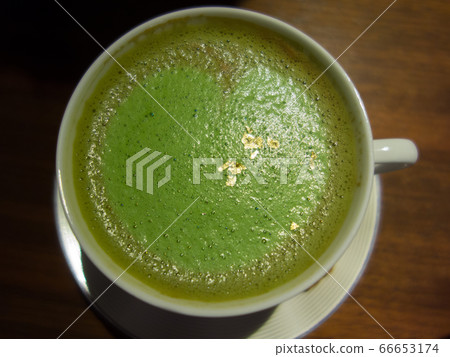 Matcha latte with gold leaf 66653174